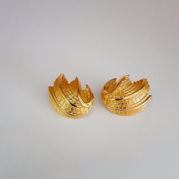 Trifari Vintage Brushed Gold Earrings. Clip On Leaf Design. - Picture 1 of 3
